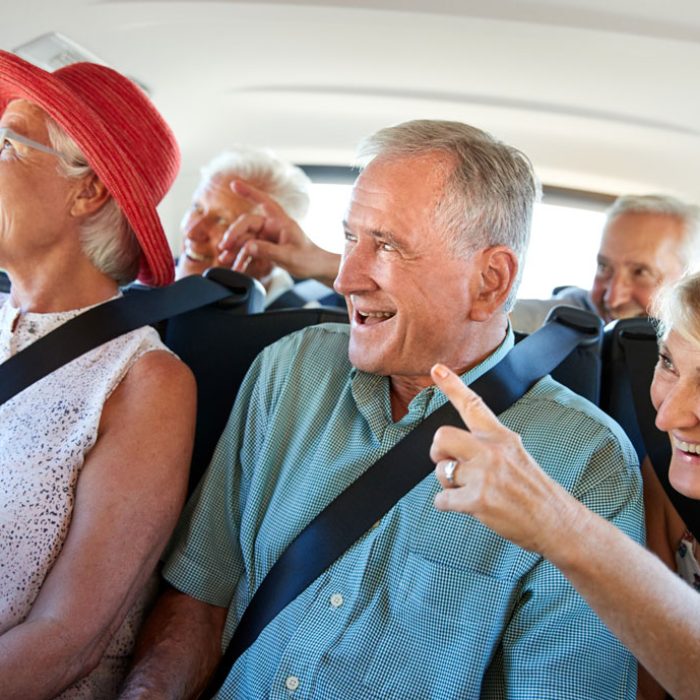 Rentnergruppe im Taxi